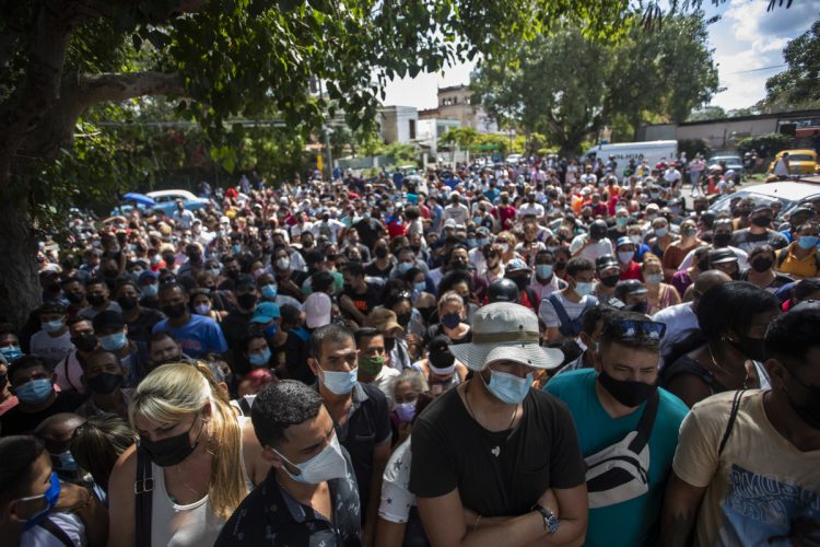 Personas esperan por información frente a la Embajada de Panamá, en La Habana, tras la medida que impone la necesidad de un visado de tránsito para todos los cubanos que entren a ese país, el 9 de marzo de 2022. Foto: Yander Zamora / EFE.