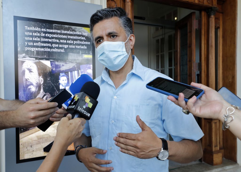 El secretario ejecutivo de la Alianza Bolivariana para los Pueblos de Nuestra América (ALBA), Sacha Llorenti Soliz, habla realiza declaraciones a la prensa durante su visita a Cuba. Foto: Ernesto Mastrascusa / EFE/ POOL.