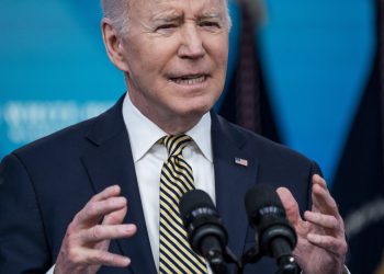 El presidente Joe Biden anuncia en la Casa Blanca un paquete de 800 millones en armamento a Ucrania. Foto: Shawn Thew / EFE .