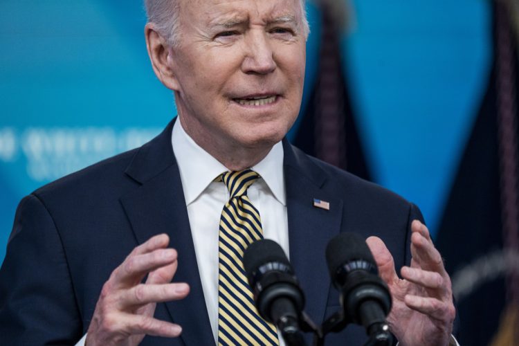 El presidente Joe Biden anuncia en la Casa Blanca un paquete de 800 millones en armamento a Ucrania. Foto: Shawn Thew / EFE .