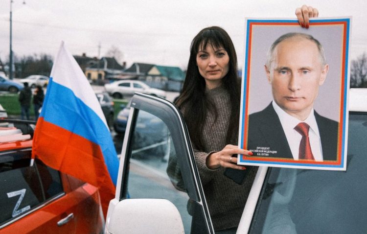Una seguidora del presidente Putin se manifiesta en Moscú. Foto: Atlantic Council.