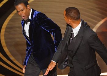 El actor Will Smith y el presentador Chris Rock luego de la bofetada en la noche de los Oscar. Foto: BBC.