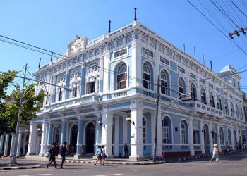 Biblioteca Provincial "Roberto García Valdés", antiguo Liceo de Cienfuegos, de arquitectura ecléctica. Foto: 5 de Septiembre.