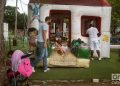 Niños y padres comparten en un parque infantil en La Habana. Foto: Otmaro Rodríguez.