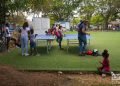 Niños y padres comparten en un parque infantil en La Habana. Foto: Otmaro Rodríguez.