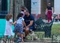 Un hombre junto a varias niñas y una mascota en un parque de La Habana. Foto: Otmaro Rodríguez.