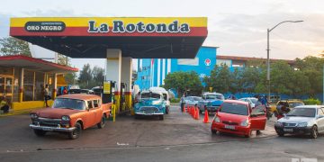 Grupo de autos en una gasolinera de La Habana a la espera de abastecerse de combustible. Foto: Otmaro Rodríguez.