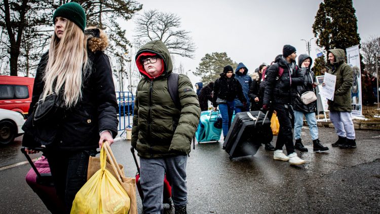 Refugiados ucranios tras cruzar la frontera con Rumanía, en Siret (3 de marzo 2022). Foto: Alex Onciu.