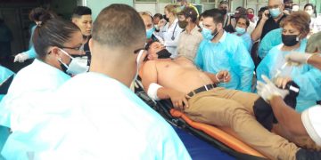 Atención a una persona lesionada en un accidente de tránsito en Cienfuegos, en el centro de Cuba. Foto: Cortesía del Hospital Provincial Dr. Gustavo Aldereguía Lima de Cienfuegos / 5 de Septiembre.