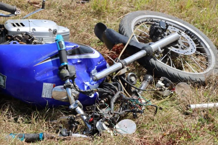 Moto impactada en un accidente de tránsito ocurrido en Matanzas el 5 de marzo de 2022, en el que perdieron la vida dos personas. Foto: Periódico Girón / Facebook.