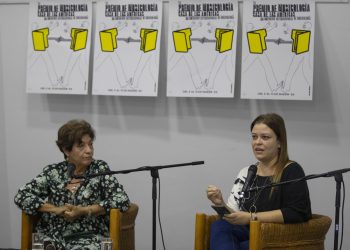 María Elena Vinueza (i), directora de música de Casa de las AmérIcas, habla junto a Carmen Soto (d), especialista de música, durante la conferencia de prensa del Premio y Coloquio de Musicología 2022, en La Habana, el 2 de marzo de 2022. Foto: Yander Zamora / EFE.