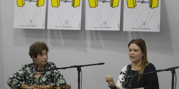 María Elena Vinueza (i), directora de música de Casa de las AmérIcas, habla junto a Carmen Soto (d), especialista de música, durante la conferencia de prensa del Premio y Coloquio de Musicología 2022, en La Habana, el 2 de marzo de 2022. Foto: Yander Zamora / EFE.