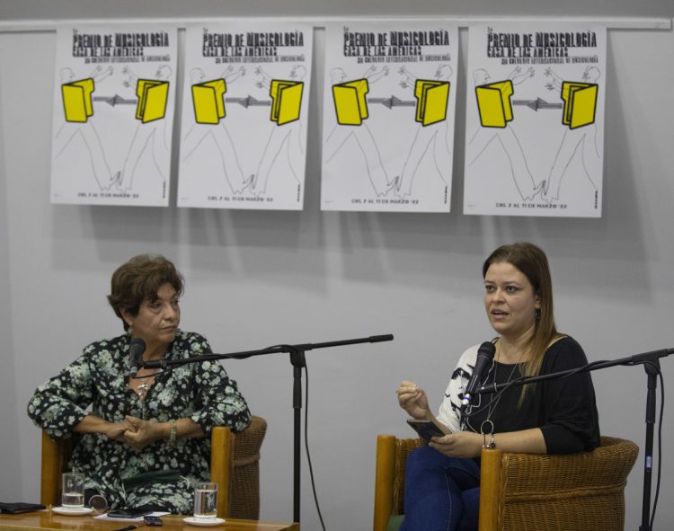 María Elena Vinueza (i), directora de música de Casa de las AmérIcas, habla junto a Carmen Soto (d), especialista de música, durante la conferencia de prensa del Premio y Coloquio de Musicología 2022, en La Habana, el 2 de marzo de 2022. Foto: Yander Zamora / EFE.