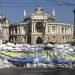 Una barricada ucraniana reforzada frente al edificio de la ópera de Odessa. | Foto: NBC