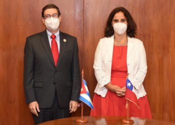 El canciller cubano Bruno Rodríguez junto a su homóloga chilena Antonia Urrejola, tras su llegada a Chile para asistir a la toma de posesión del presidente Gabriel Boric. Foto: @BrunoRguezP / Twitter.