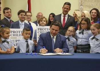 El gobernador de Florida, Ron DeSantis, firma el controversial decreto. Foto: Douglas R. Clifford/Tampa Bay Times.