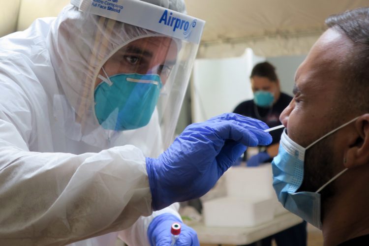 Un técnico de laboratorio realiza una prueba para la detección del coronavirus, en San Juan, Puerto Rico. Foto: Jorge Muñiz / EFE.