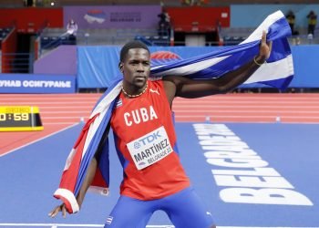 Lázaro Martínez celebra después de ganar la competencia de triple salto en el Mundial de atletismo bajo techo de Belgrado, Serbia. Foto: Robert Ghement/EFE