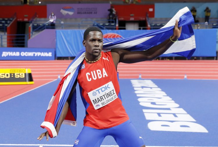 Lázaro Martínez celebra después de ganar la competencia de triple salto en el Mundial de atletismo bajo techo de Belgrado, Serbia. Foto: Robert Ghement/EFE