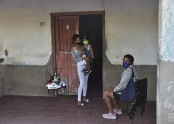 Una familia en el portal de su casa. Foto: Kaloian.