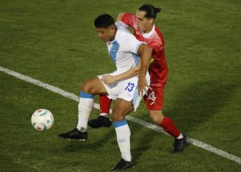 El guatemalteco Alejandro Galindo (i) disputa un balón con Carlos Vásquez, de Cuba, en un partido amistoso entre las selecciones de Guatemala y Cuba en el estadio Doroteo Gamuch Flores en Ciudad de Guatemala. Foto: Esteban Biba/Efe.