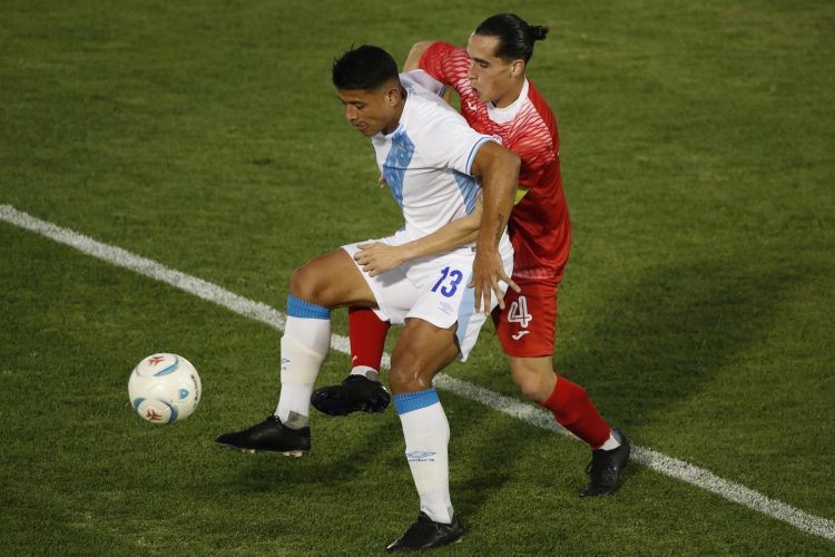 El guatemalteco Alejandro Galindo (i) disputa un balón con Carlos Vásquez, de Cuba, en un partido amistoso entre las selecciones de Guatemala y Cuba en el estadio Doroteo Gamuch Flores en Ciudad de Guatemala. Foto: Esteban Biba/Efe.