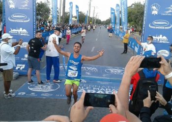 Francisco Ronnie Estévez Quintero a su entrada triunfal a la meta de la III Media Maratón de Varadero. Foto: ACN