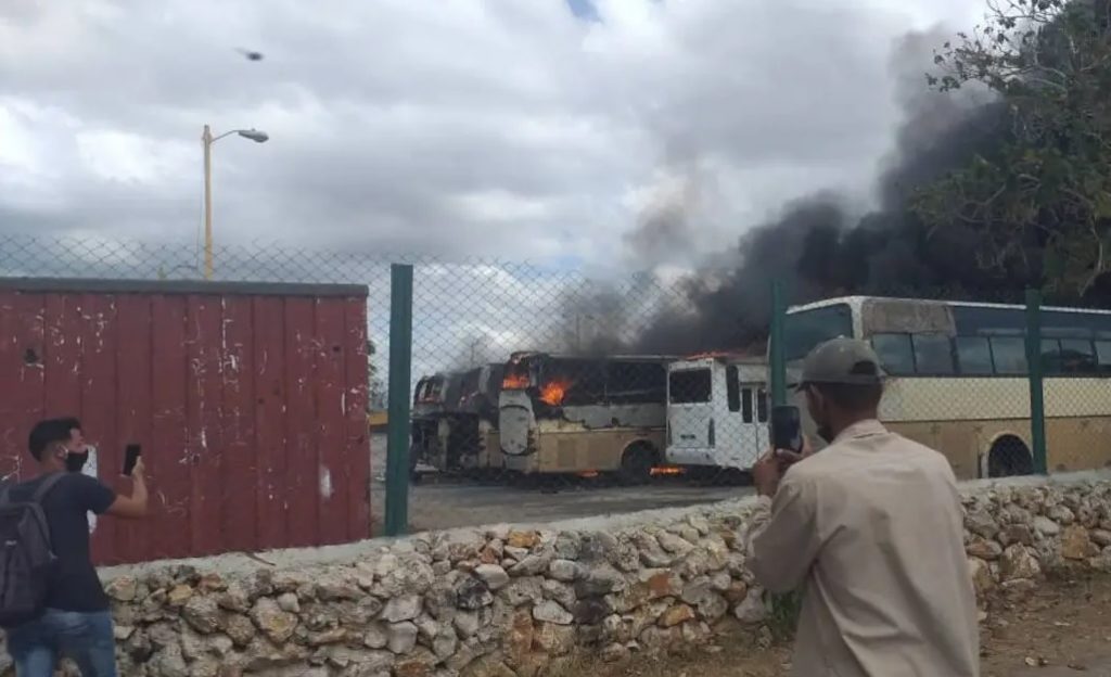 Incendio en una Base de la Empresa Transporte Escolar, en Cojímar, La Habana, el 26 de marzo de 2022. Foto: Mario Magallón / Facebook.