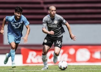 El futbolista cubano Osvaldo Alonso (centro) con el uniforme del club Atlanta United, de Estados Unidos. Foto: atlutd.com / Archivo.