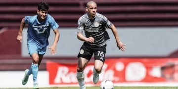 El futbolista cubano Osvaldo Alonso (centro) con el uniforme del club Atlanta United, de Estados Unidos. Foto: atlutd.com / Archivo.