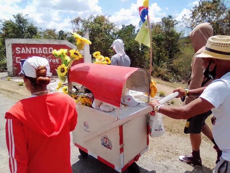 Peregrino cubano en Santiago de Cuba. Foto: perfil de Facebook de Aris Arias Batalla.