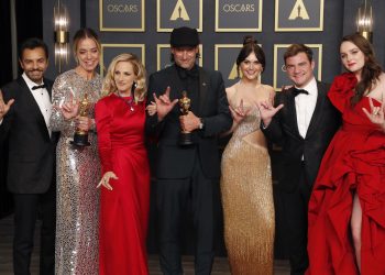 De izquierda a derecha: Eugenio Derbez, Sian Heder, Marlee Matlin, Troy Kotsur, Emilia Jones, Daniel Durant y Amy Forsyth posan con el Oscar a la mejor película por “CODA” durante la 94ª ceremonia anual de los Premios de la Academia de Cine estadounidense en el Dolby Theatre de Hollywood, Los Ángeles, California, Estados Unidos. Foto: David Swanson/EFE.