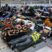 Personas que huyeron de la guerra en Ucrania descansan dentro de un refugio temporal después de ser transportadas desde la frontera entre Polonia y Ucrania el 8 de marzo en Przemysl, Polonia. (Omar Marqués/Getty Images)