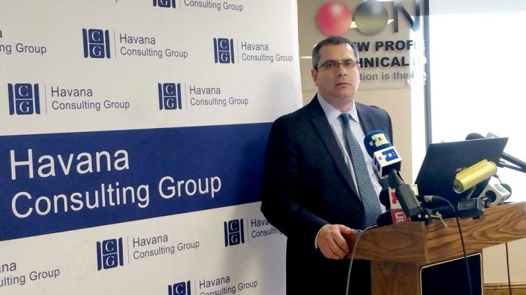 El presidente de la firma de asesoría Havana Consulting Group y vicepresidente de la subsidiaria estadounidense de RevoluGROUP, Emilio Morales, habla durante una rueda de prensa sobre su aplicación móvil RevoluSend en Miami, Florida, el 8 de marzo de 2022. Foto: Álvaro Blanco / EFE.