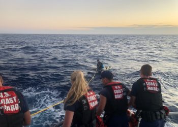 El pasado miércoles la Guardia Costera rescató en aguas cercanas a los Cayos a un entrenador cubano de buceo que atravesó el Estrecho de la Florida en una tabla de windsurf y llevando solo un chaleco salvavidas con un GPS y teléfonos celulares. Foto: Guardia Costera.