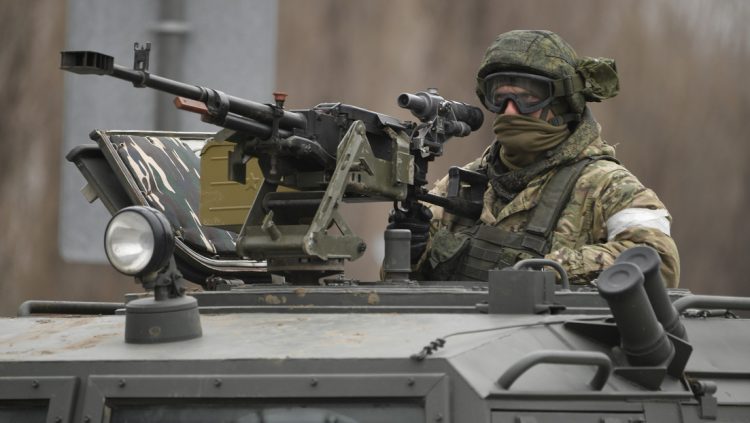 Soldado ruso en un convoy militar cerca de la frontera con Ucrania, en la ciudad rusa de Armyansk (Crimea).
Foto: Konstantin Mihalchevskiy/ Sputnik, vía RT.