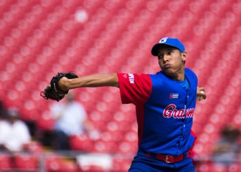 Ulfrido García con el equipo de Granma en la Serie del Caribe de Guadalajara. Foto: Tomada de TVSantiago.