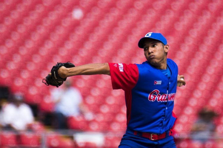 Ulfrido García con el equipo de Granma en la Serie del Caribe de Guadalajara. Foto: Tomada de TVSantiago.