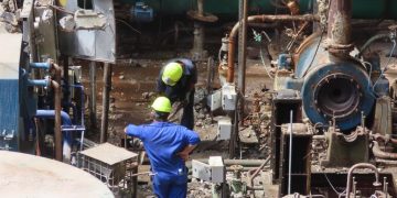 Imagen de archivo de trabajadores durante la reparación de una termoeléctrica en Cuba. Foto: Unión Eléctrica de Cuba / Archivo.