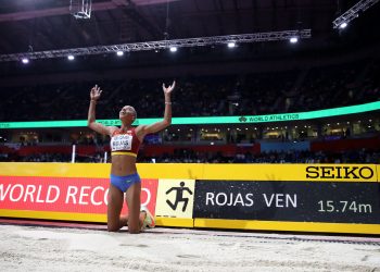 Rojas tenía el récord mundial absoluto por los 15.67 metros con los cuales alcanzó el título olímpico en Tokio 2020, y el de pista cubierta en los 15.43, obtenidos hace dos años en Madrid. Foto: twitter.com/WorldAthletics