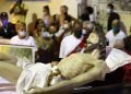 Fieles católicos cubanos participan en una procesión del Viernes Santo en La Habana, el 15 de abril de 2022. Foto: Ernesto Mastrascusa / EFE.