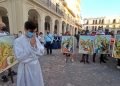 Fieles católicos cubanos participan en una procesión del Viernes Santo en La Habana, el 15 de abril de 2022. Foto: Ernesto Mastrascusa / EFE.