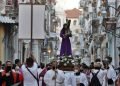 Fieles católicos cubanos participan en una procesión del Viernes Santo en La Habana, el 15 de abril de 2022. Foto: Ernesto Mastrascusa / EFE.