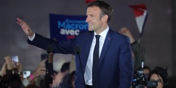 El presidente de Francia, Emmanuel Macron, celebra después de ganar la segunda vuelta de las elecciones presidenciales francesas, en el Campo de Marte, en París, Francia, el 24 de abril de 2022. Foto: Christophe Petit Tesson / EFE.