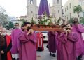 Fieles católicos cubanos participan en una procesión del Viernes Santo en La Habana, el 15 de abril de 2022. Foto: Ernesto Mastrascusa / EFE.