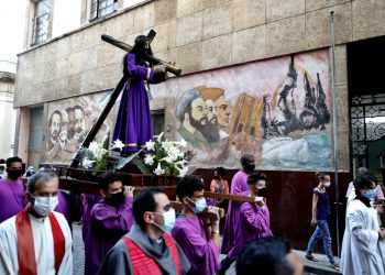 Fieles católicos cubanos participan en una procesión del Viernes Santo en La Habana, el 15 de abril de 2022. Foto: Ernesto Mastrascusa / EFE.