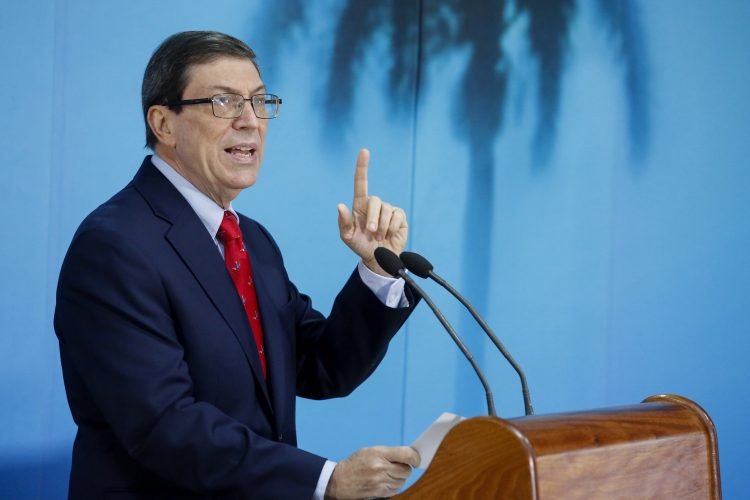 El canciller cubano Bruno Rodríguez ofrece declaraciones a la prensa en la sede del Ministerio de Relaciones Exteriores el 25 de abril de 2022. Foto: @CubaMINREX / Twitter.