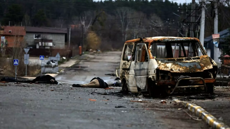 Cuerpos de civiles, que según los residentes fueron asesinados por soldados del Ejército ruso, yacen en la calle, en medio de la guerra rusa sobre territorio ucraniano. En Bucha, en la región de Kiev, Ucrania. Fotografía tomada el 2 de abril de 2022. © Reuters/Zohra Bensemra