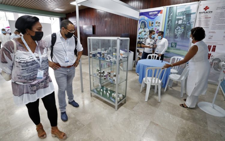 Participantes en el congreso científico internacional Biohabana 2022 recorren los diferentes stands de exposiciones, momentos después de su inauguración, hoy en palacio de convenciones de La Habana (Cuba). Foto: Ernesto Mastrascusa/Efe.