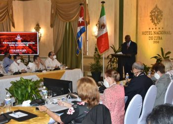 El presidente de la Asamblea Nacional de Cuba, Esteban Lazo, habla durante la reunión interparlamentaria Cuba-México, en La Habana. Foto: @AsambleaCuba / Twitter.